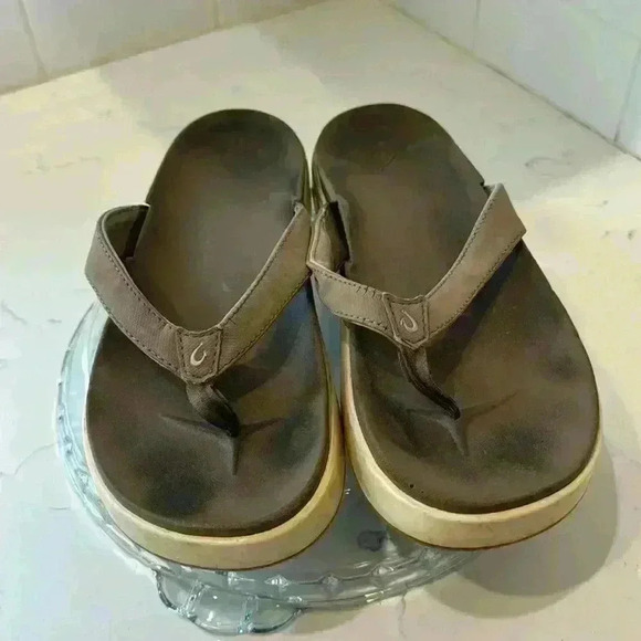 Olukai Women’s size 9 pre-owned - Picture 1 of 8